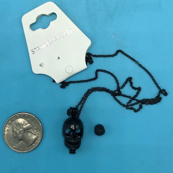 Skull Aromatherapy Locket Essential Oil Necklace - Picture 2 of 3